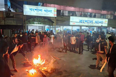 জবি প্রক্টর-শিক্ষার্থীদের ওপর হামলা, সড়ক অবরোধ
