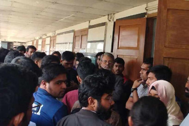 ৪ শিক্ষকের স্থায়ী বহিষ্কার চান ঢাবির আইন বিভাগের শিক্ষার্থীরা