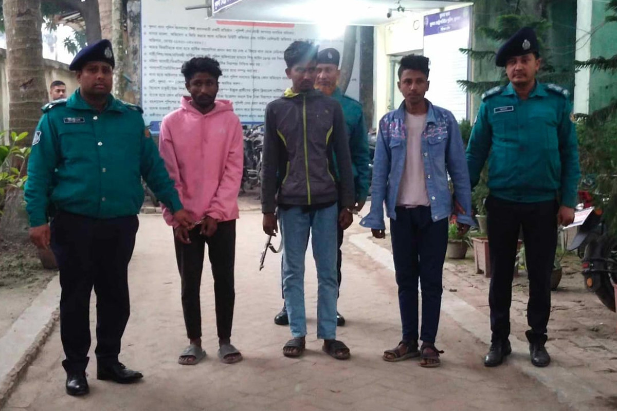 খুলনায় ডাকাতির প্রস্তুতিকালে অস্ত্রসহ তিনজন গ্রেফতার
