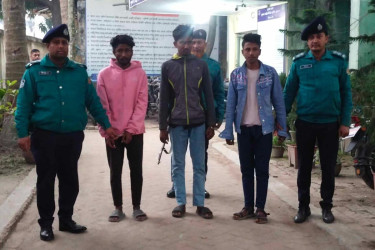 খুলনায় ডাকাতির প্রস্তুতিকালে অস্ত্রসহ তিনজন গ্রেফতার