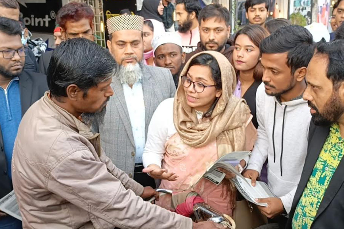 বরিশালে জুলাই বিপ্লবের ঘোষণাপত্রের লিফলেট বিতরণ