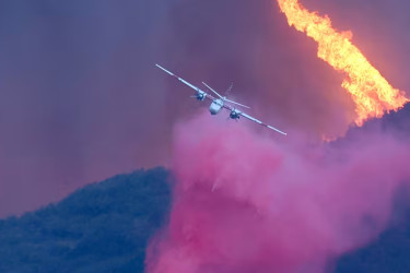 যুক্তরাষ্ট্রে দাবানল : আগুন নেভাতে গিয়ে ড্রোনের সঙ্গে প্লেনের সংঘর্ষ
