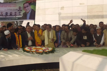 জিয়ার মাজারে শ্রদ্ধা নিবেদন করলেন বিএনপি ও অঙ্গ সংগঠনের নেতাকর্মীরা