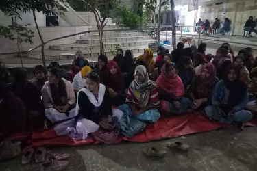 এবার মধ্যরাতে হল থেকে বেরিয়ে এলেন জবি ছাত্রীরা