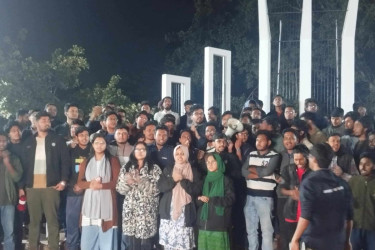 ফের কোটাবিরোধী স্লোগানে উত্তাল শহীদ মিনার