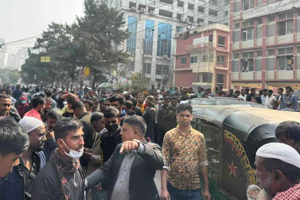 পান্থপথে প্রবাসীদের সড়ক অবরোধ