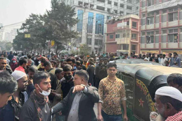 পান্থপথে প্রবাসীদের সড়ক অবরোধ
