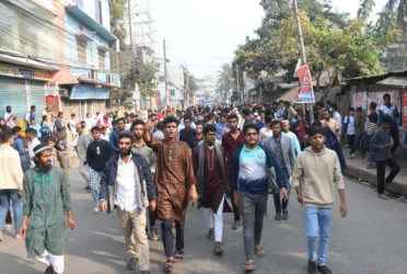 বরিশালে সড়ক দুর্ঘটনায় শিশু নিহত, সড়ক অবরোধ