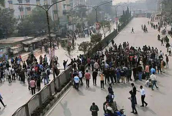 বাঙলা কলেজের সামনে শিক্ষার্থীদের সড়ক অবরোধ