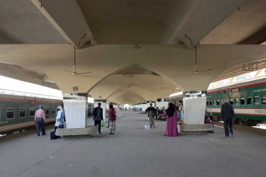 রাত ১২টার পর থেকে ট্রেন চলাচল বন্ধের ঘোষণা