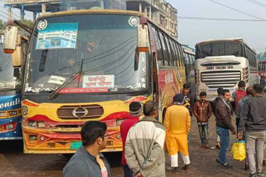 বরিশালে শ্রমিক-শিক্ষার্থী সংঘর্ষ, সব রুটে বাস চলাচল বন্ধ
