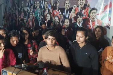 কোচকে বাদ না দিলে অবসরের ঘোষণা সাফজয়ী নারী ফুটবলারদের