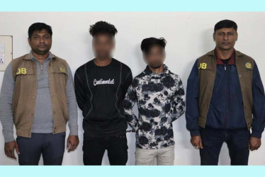 খুলনায় অস্ত্র ও বোমাসহ ২ সন্ত্রাসী গ্রেফতার