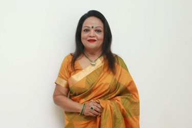 গান গাইতে গাইতে মঞ্চে লুটিয়ে পড়লেন সাবিনা ইয়াসমিন