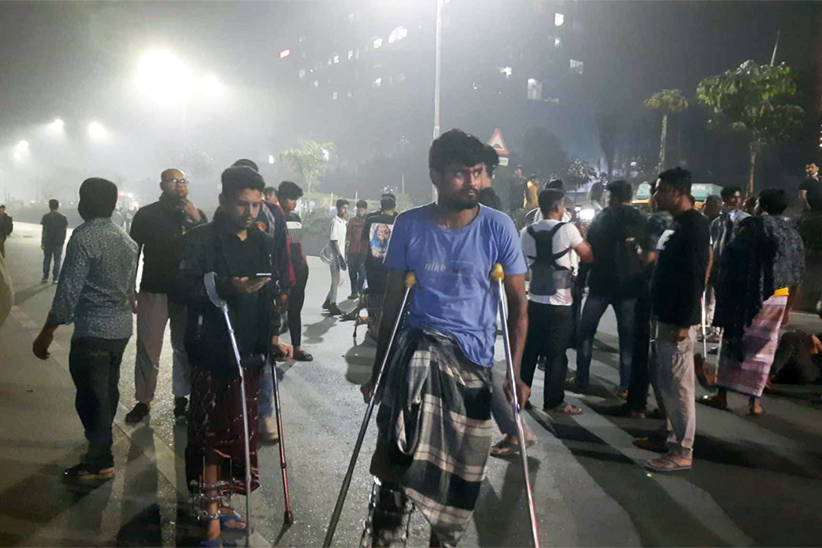 পঙ্গু হাসপাতালের সামনে আহতদের সড়ক অবরোধ