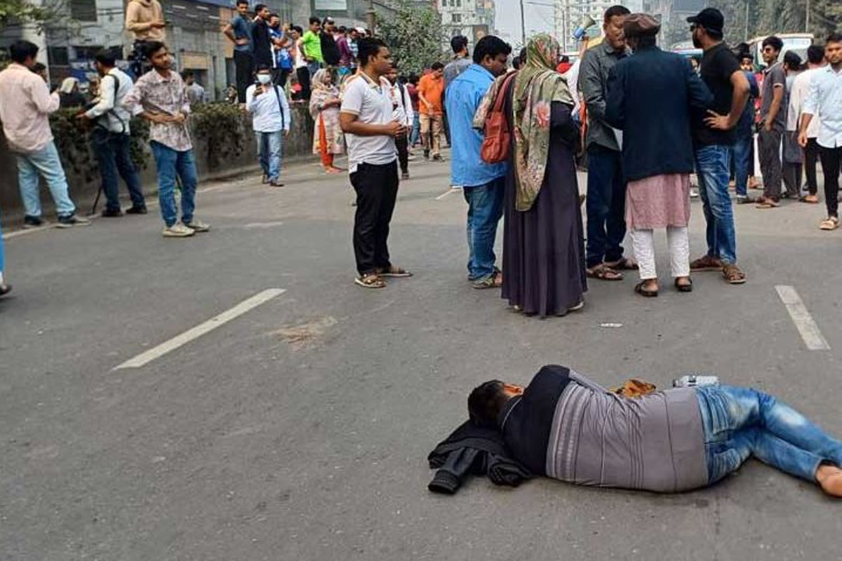 গণঅভ্যুত্থানে আহতদের সড়কে অবস্থান, যান চলাচল বন্ধ
