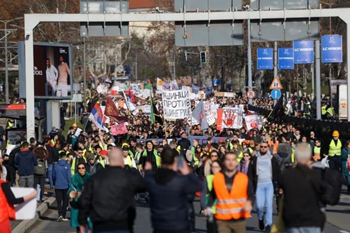 ছাত্র-জনতার বিক্ষোভে টালমাটাল সার্বিয়া, চাপের মুখে প্রেসিডেন্ট ভুসিচ