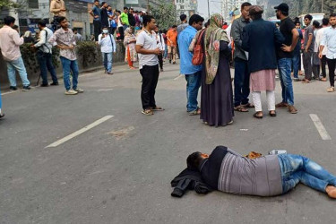 গণঅভ্যুত্থানে আহতদের সড়কে অবস্থান, যান চলাচল বন্ধ