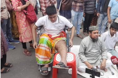 গণঅভ্যুত্থানে আহতদের অবস্থানে স্থবির মিরপুর সড়ক