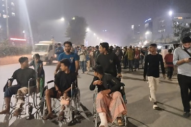 প্রধান উপদেষ্টার বাসভবনের দিকে যাচ্ছেন গণঅভ্যুত্থানে আহতরা