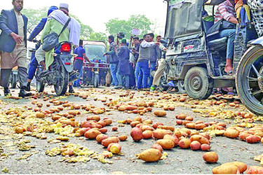 মহাসড়কে আলু ফেলে প্রতিবাদ কৃষকের