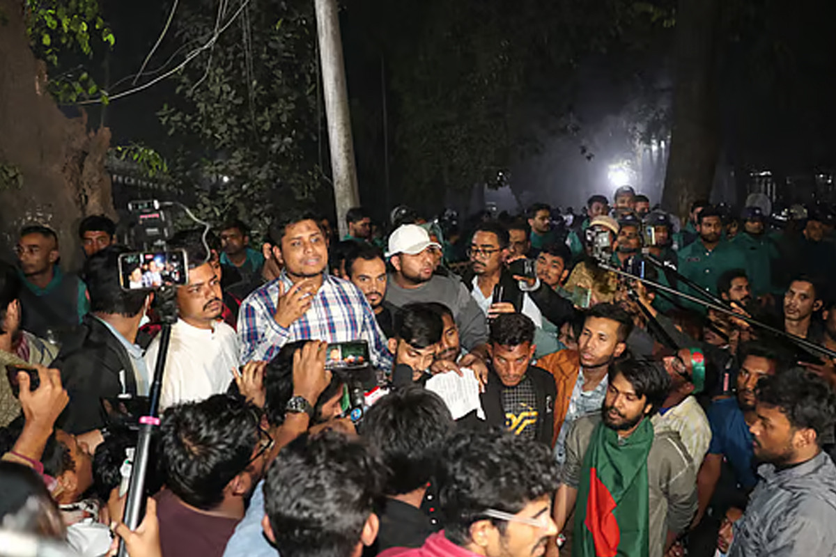 দাবি পূরণের আশ্বাসে যমুনার সামনে থেকে চলে গেলেন আহতরা