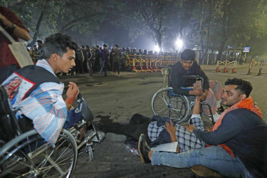 যমুনার সামনে অবস্থান নিয়েছেন অভ্যুত্থানে আহতরা