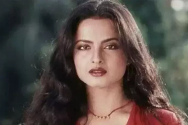 প্রেমের নামে প্রতারণা, নায়কের কথা শুনে কান্নায় ভেঙে পড়েন রেখা