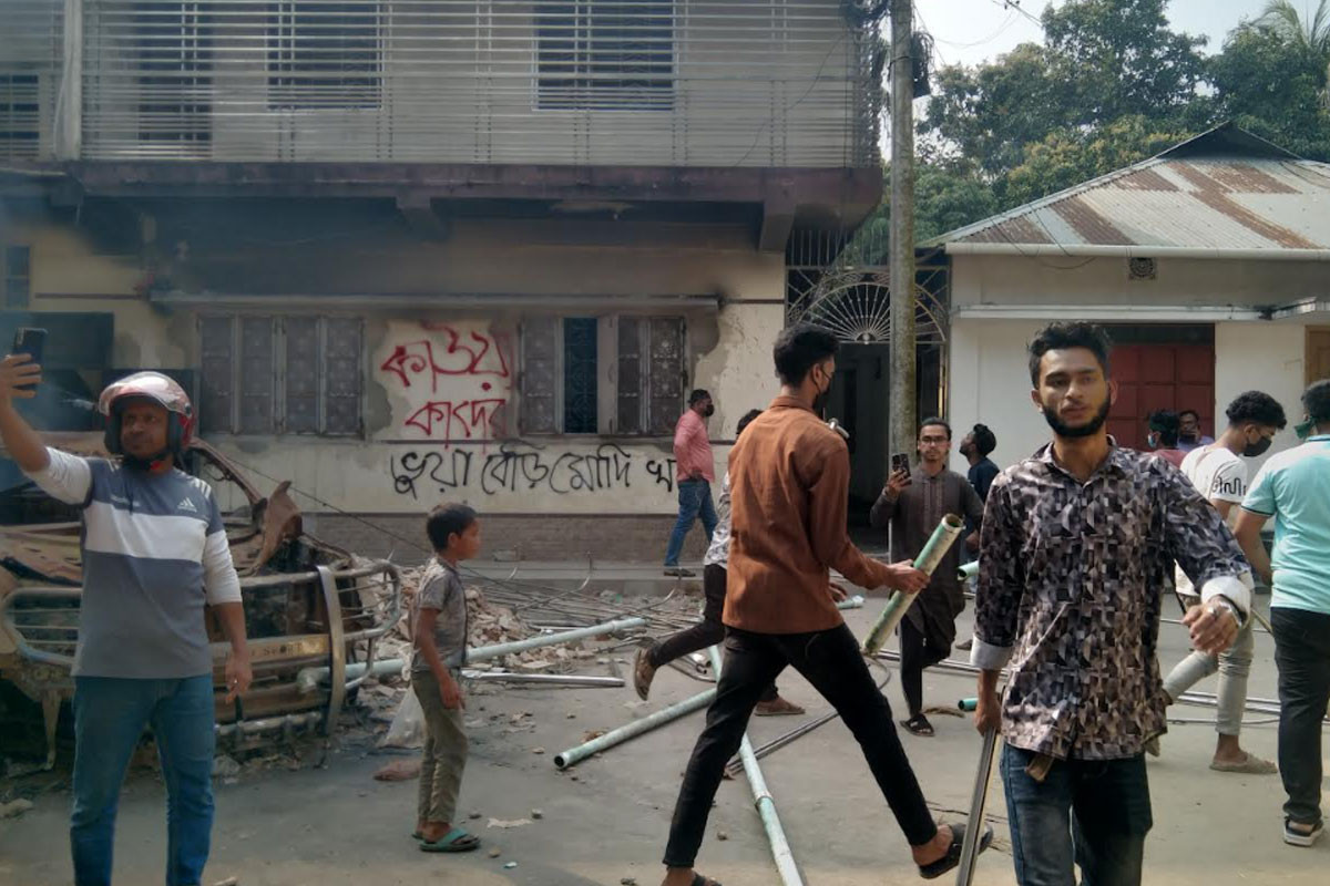 ওবায়দুল কাদেরের বাড়ি ভাঙচুর বিক্ষুব্ধ ছাত্র-জনতার