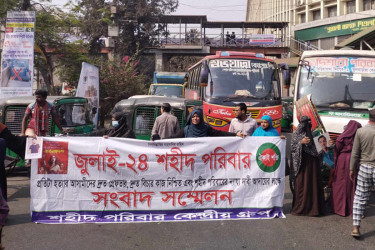 গণহত্যার বিচার চেয়ে শহীদ পরিবারের সদস্যদের শাহবাগ অবরোধ