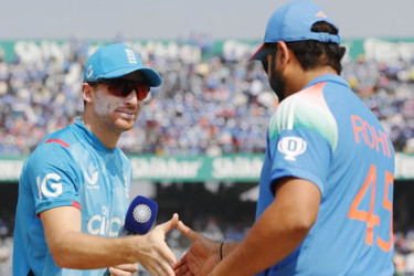 বাঁচামরার ম্যাচে টসে জিতে ব্যাটিংয়ে ইংল্যান্ড