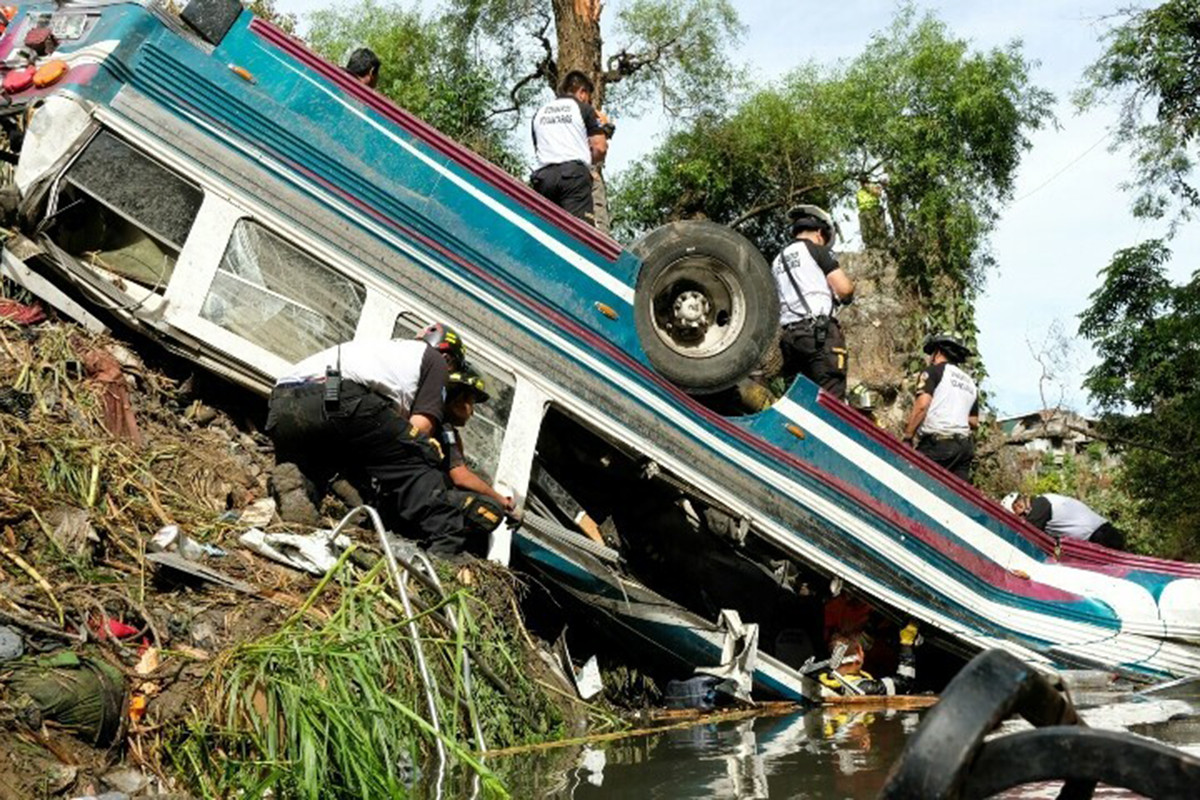 গুয়াতেমালায় সেতু থেকে বাস খাদে, নিহত ৫১