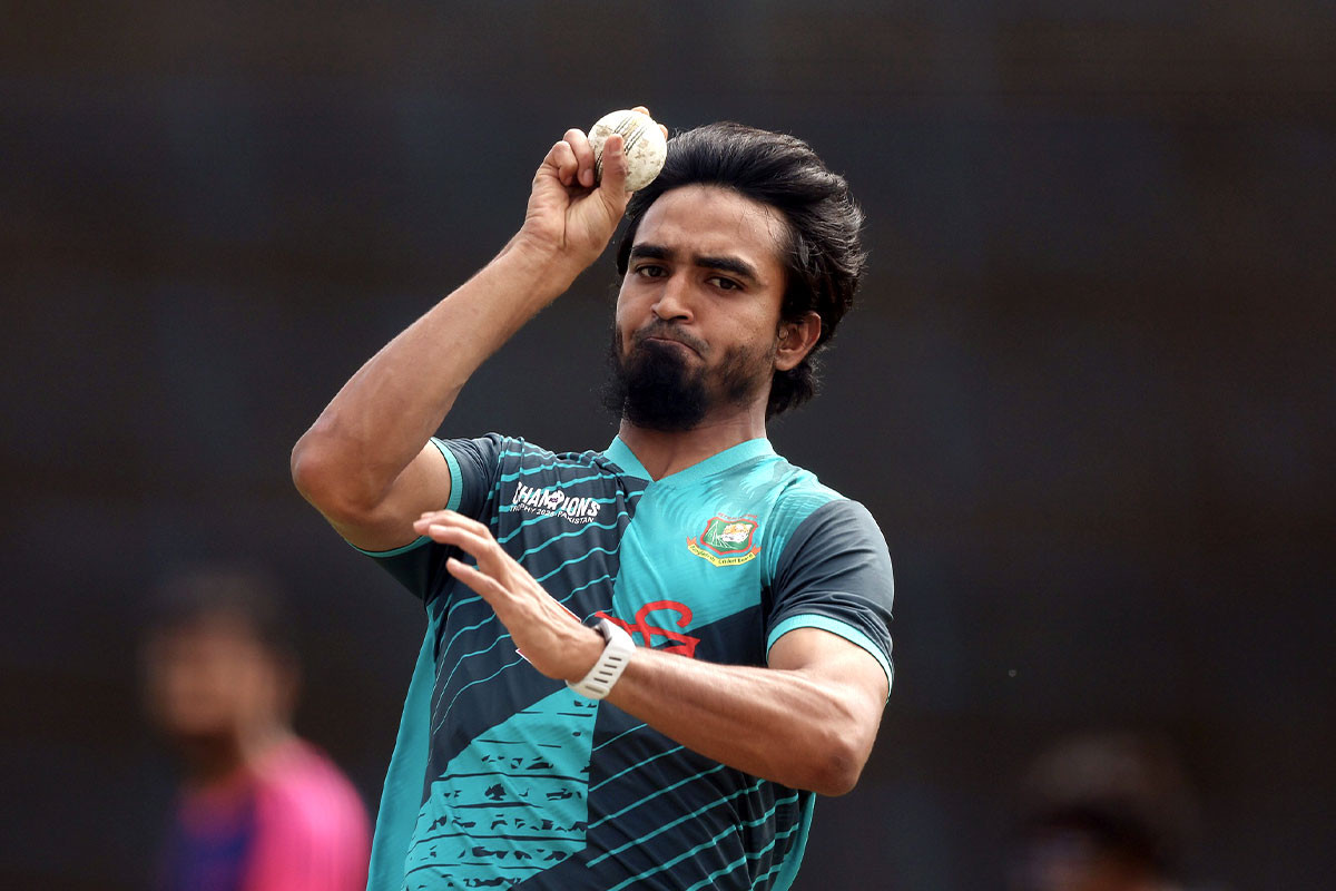 দুবাইয়ের উইকেট বোঝার চেষ্টায় তানজিম সাকিব