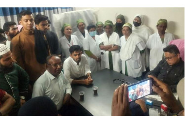 বরিশালে আট দফা দাবিতে স্বাস্থ্য কর্মকর্তা অবরুদ্ধ