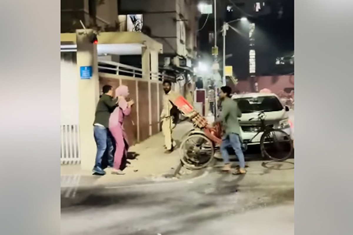 উত্তরায় প্রকাশ্যে স্ত্রীর সামনে স্বামীকে কোপ, দুই যুবক আটক