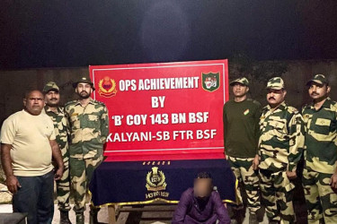 মলদ্বারে লুকানো ১২টি স্বর্ণের বারসহ ভারতীয় পাচারকারী আটক