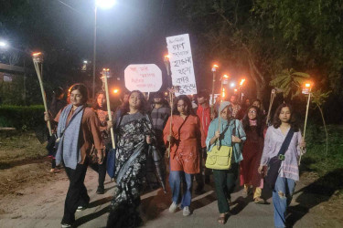 ধর্ষণ ও নারী নিপীড়নের বিরুদ্ধে জাহাঙ্গীরনগর বিশ্ববিদ্যালয়ে মশাল মিছিল