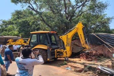 ভারতে পাকিস্তান সমর্থকের দোকান বুলডোজার দিয়ে গুঁড়িয়ে দেয়া হলো!