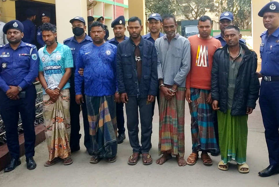 নওগাঁয় ৬ ডাকাত গ্রেফতার : লুট হওয়া মালামাল ও অস্ত্র উদ্ধার
