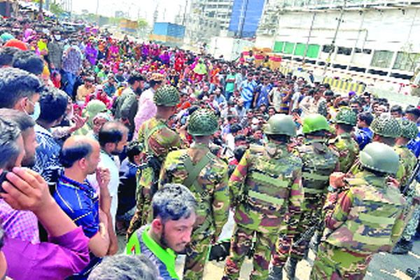 সাভার গাজীপুরে অবরোধ বিক্ষোভ শ্রমিকদের