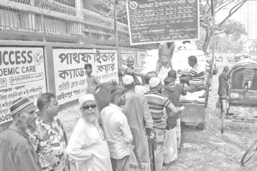 ওএমএসের পণ্য কিনতে ক্রেতাদের লাইন