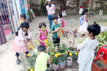 খেলতে খেলতে গাছের যত্ন নিচ্ছে ওরা