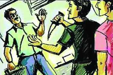 এবার দিনদুপুরে চলন্ত বাসে গণছিনতাই