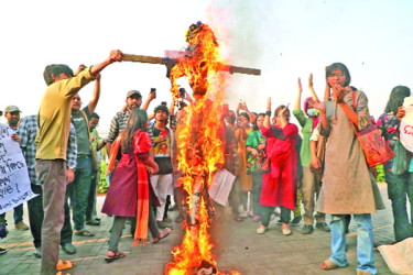 ধূমপান নিয়ে বক্তব্য স্বরাষ্ট্র উপদেষ্টার কুশপুত্তলিকা দাহ