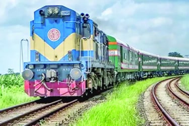 ৩৬০ লেভেল ক্রসিংয়ে নেই গেট নেই গেটম্যান