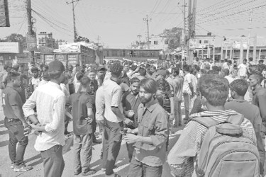 শিক্ষার্থীদের সড়ক অবরোধ, ধাওয়া পাল্টা ধাওয়া