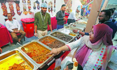 আইসিসিবির ইফতারিতে মুগ্ধ ক্রেতারা