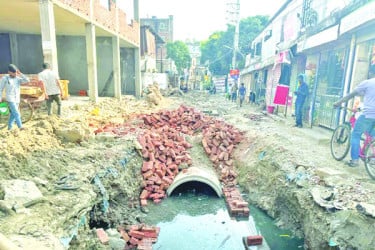 খোঁড়াখুঁড়িতে ভোগান্তি চরমে