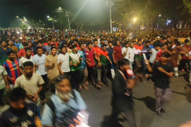 পুলিশের উপর হামলার প্রতিবাদ ও লাকি আক্তারকে গ্রেফতারের দাবিতে বিক্ষোভ