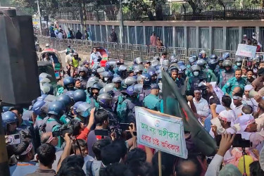 সড়কে অবস্থান নেওয়া প্রতিবন্ধী বিদ্যালয়ের শিক্ষকদের সরিয়ে দিলো পুলিশ